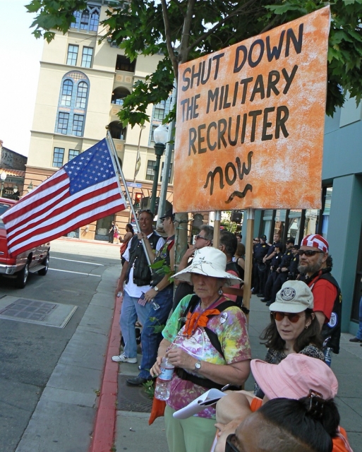 640_14_berkeley_marine_recuiting_protests_18.jpg
