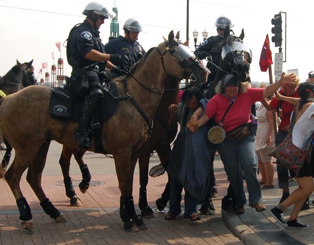 640_cops_confronting_protesters6-ps.jpg 