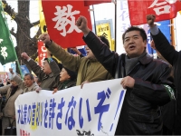 200_japan_protest_against_layoffs_at_big_companies.jpg