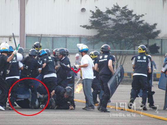 korean_ssangyong_auto_worker_being_beaten_by_thugs.jpg 