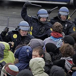 ap_denmark_climate_conference_protesters_police_16dec09_300_1_1.jpg 