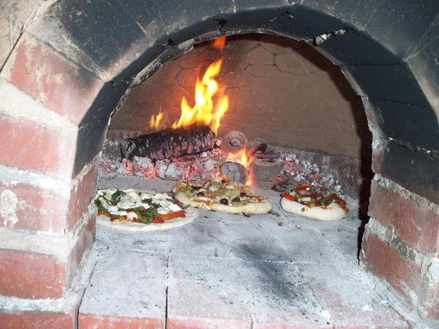 640_pizza_in_the_oven.jpg 