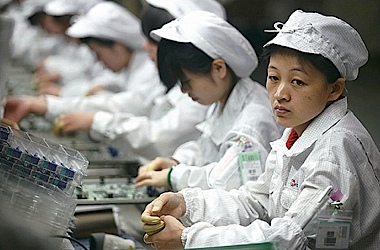 apple_iphone_factory_workers_380px.jpg 