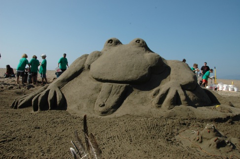 leap-916-1-sandcastle-giant-frog.jpg 