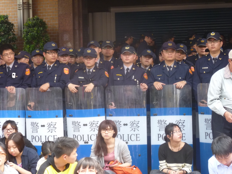 800_taiwan_women_students_in_front_of_police.jpg 