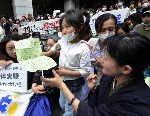 japan_fukushima-protest-radiation-danger-to-children-by-yoshikazu-tsuno-afp.jpg 