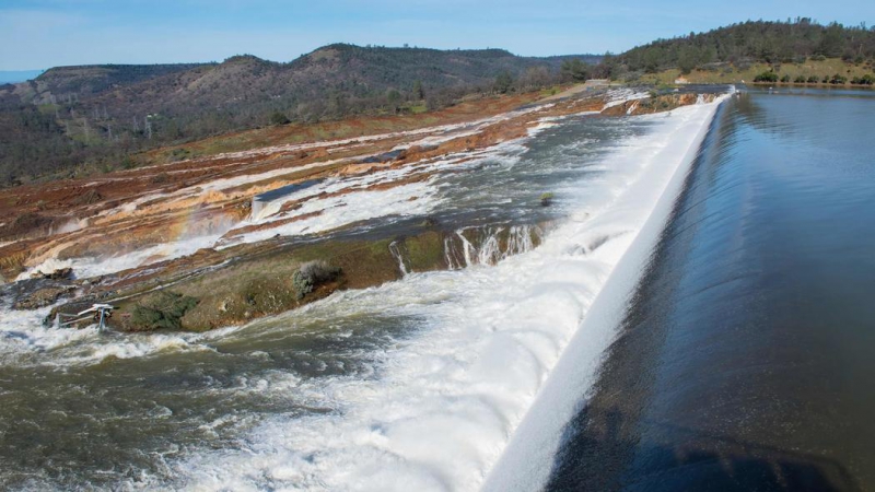 sm_water-flows-oroville-dam-auxiliary-spillway.jpg 