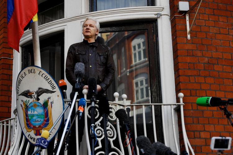 sm_assange_julian_at_ecuadian_uk_embassy.jpg 