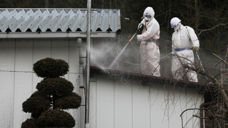sm_fukushima_cleaning_roof_5_years_after.jpg 