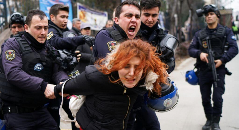 sm_turkey_academic_attacked_by_police.jpg 