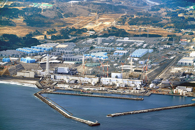 japan_fukushima_plant_with_tanks.jpeg 