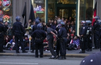 200_sfpd_arrests_people_from_sidewalk_th.jpg