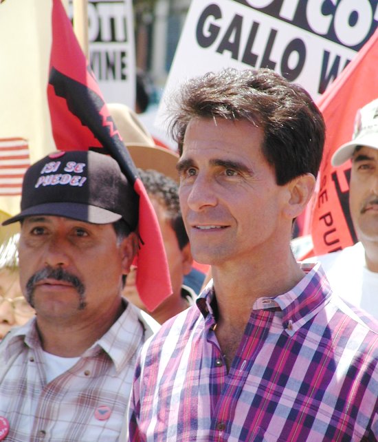 09_leno_at_gallo_protest.jpg 