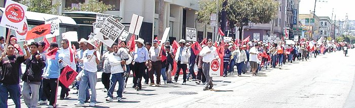 22_gallo_protest_crowd_near_mission_and_16th.jpg 