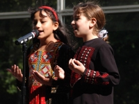 200_palestinian_girls_singing_sj_20070515.jpg