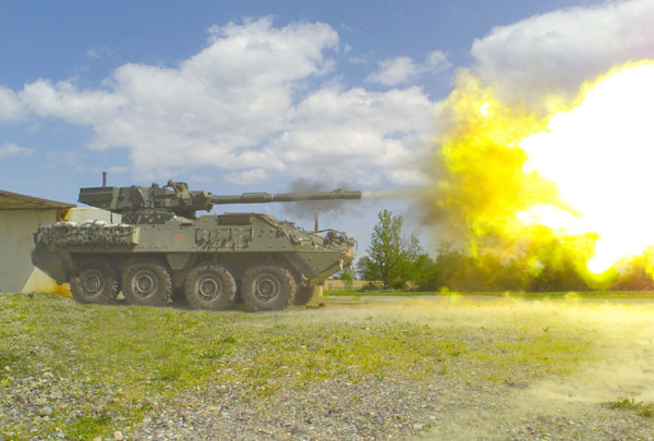 stryker_main_gun_firing_generral_dynamics_1.jpg 