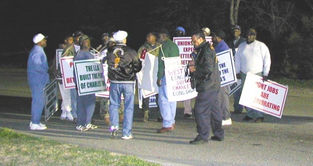 640_ila_pickets_joined_by_ilwu.jpg 