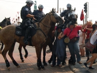 200_cops_confronting_protesters6-ps.jpg