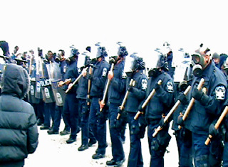 cops_in_riot_gear.jpg 