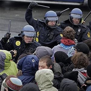 ap_denmark_climate_conference_protesters_police_16dec09_300.jpg 