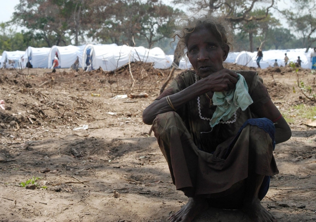 640_grandmother_in_idp_srilanka.jpg 