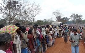 menik-idp-camp-sri-lanka-2_275x173.jpg 