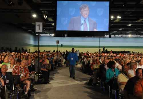 gates__bill_at_aft_2010_convention.jpg 