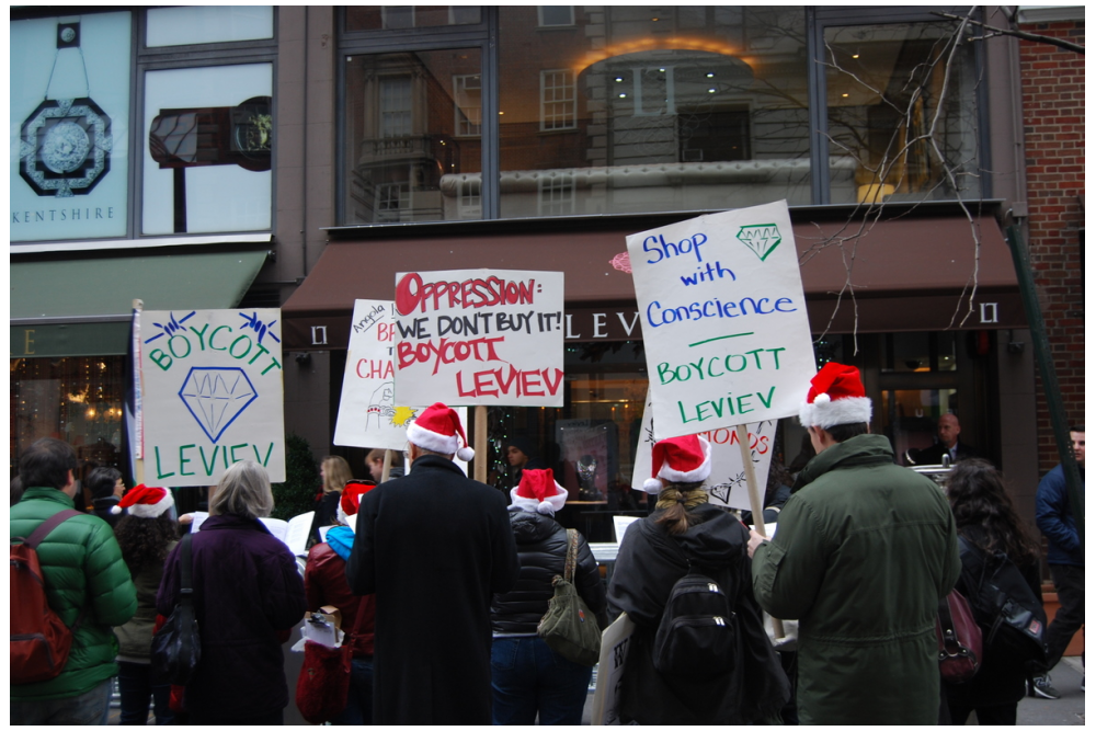 640_caroling_protest_at_leviev_2.jpg 