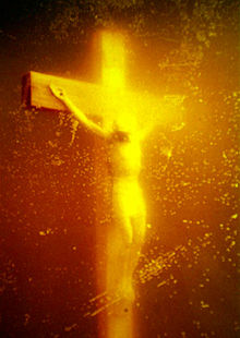 220px-piss_christ_by_serrano_andres__1987_.jpg 