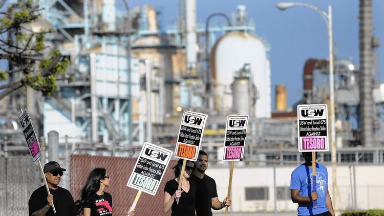 usw_675_tesoro_workers_in_front_of_refinery.jpeg 