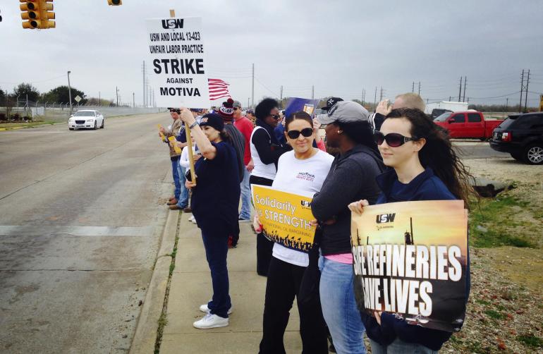 usw_women_on_picket_line.jpg 