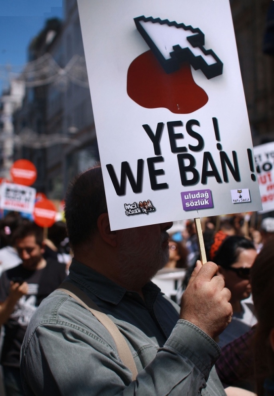 800_turkey_internet_ban_protest_2011.jpg 