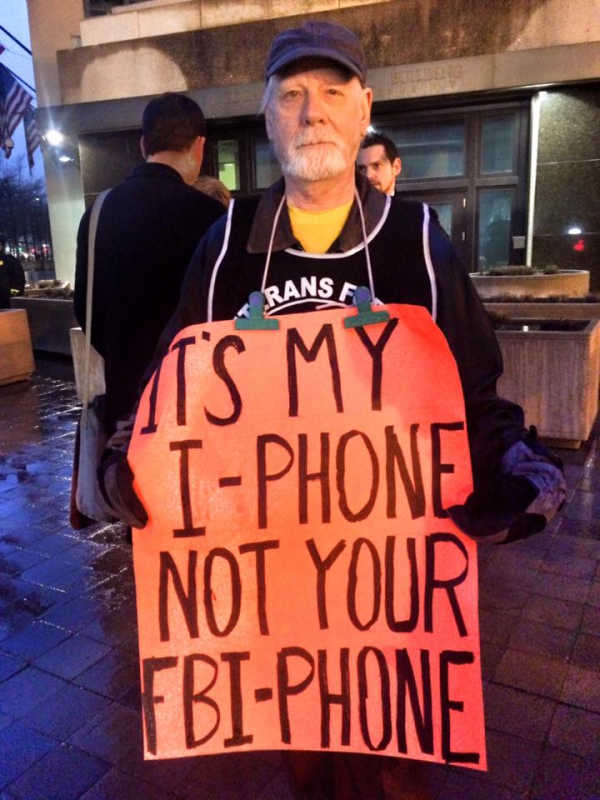 800_applelanotyourfbiphone.jpg 