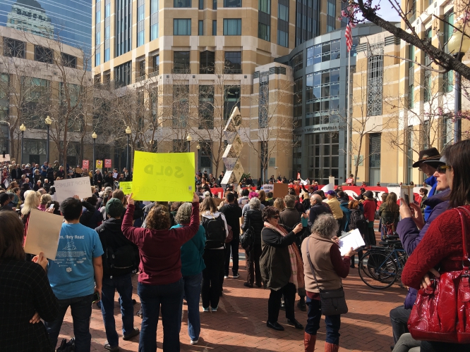 sm_devos_oakland_rally_crowd1-1-31-17.jpg 