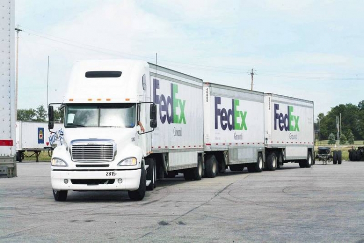 sm_fedex_trucks_three_trailers.jpg 