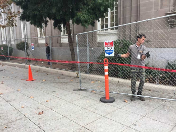 sm_santa_cruz_post_office_anti_homeless_architecture_fence_3.jpg 