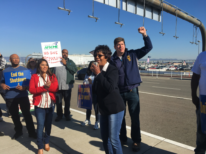 sm_afge_oakland_atu_192_yvonne_williams_rally_1-25-19.jpg 