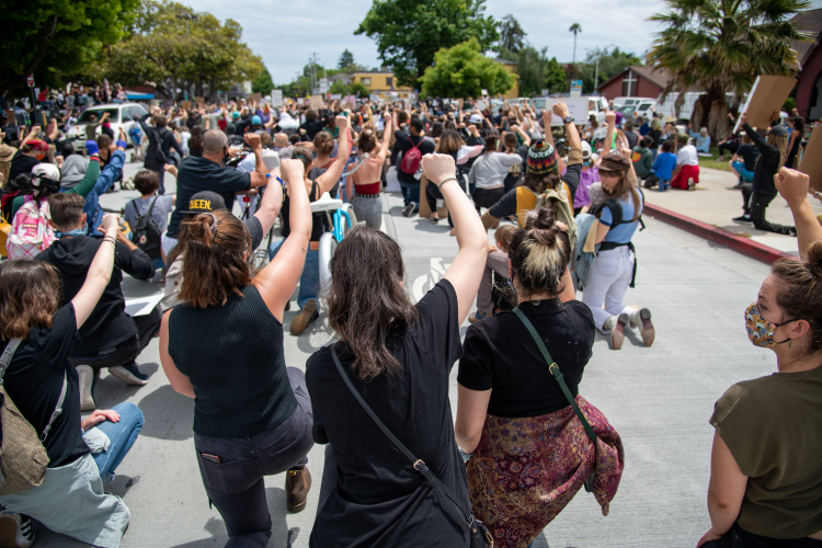 sm_santa_cruz_george_floyd_march_-_36_calvary_epsicopal_church_center_street_kneel.jpg 