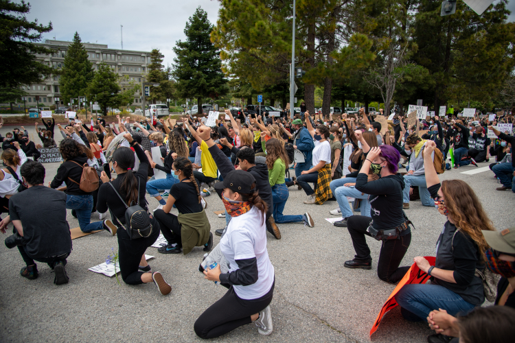 sm_santa_cruz_george_floyd_march_-_9_kneel_ocean_street.jpg 