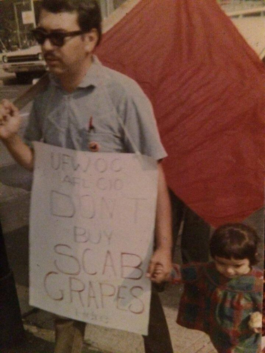 sm_rojas_al_on_picket_against_scab_grapes.jpg 