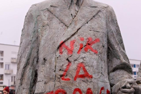 "NIK LA FRANCE" has been spraypainted, in red, on a statue of Charles de Gaulle.