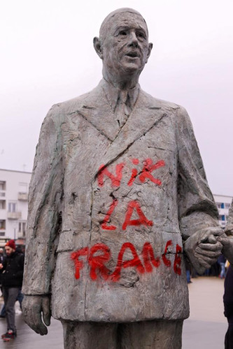 "NIK LA FRANCE" has been spraypainted, in red, on a statue of Charles de Gaulle.