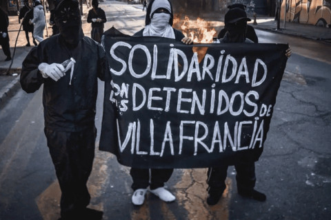 Banner: "SOLIDARIDAD CON LOS DETENIDOS DE VILLA FRANCIA". Photo by Sin rvmbo, posted to Informative Anarquista.