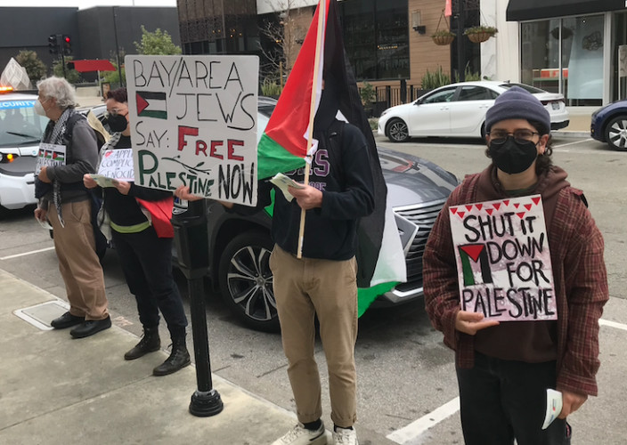 protesters at the Apple store in Emeryville