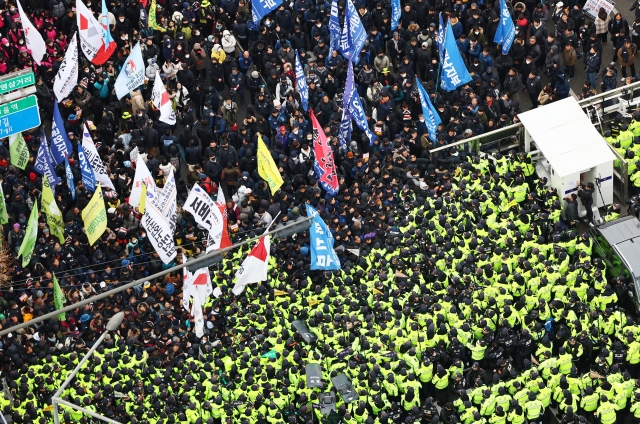 korea_kctu_confront_police_on_way_to_parliament.php.jpeg